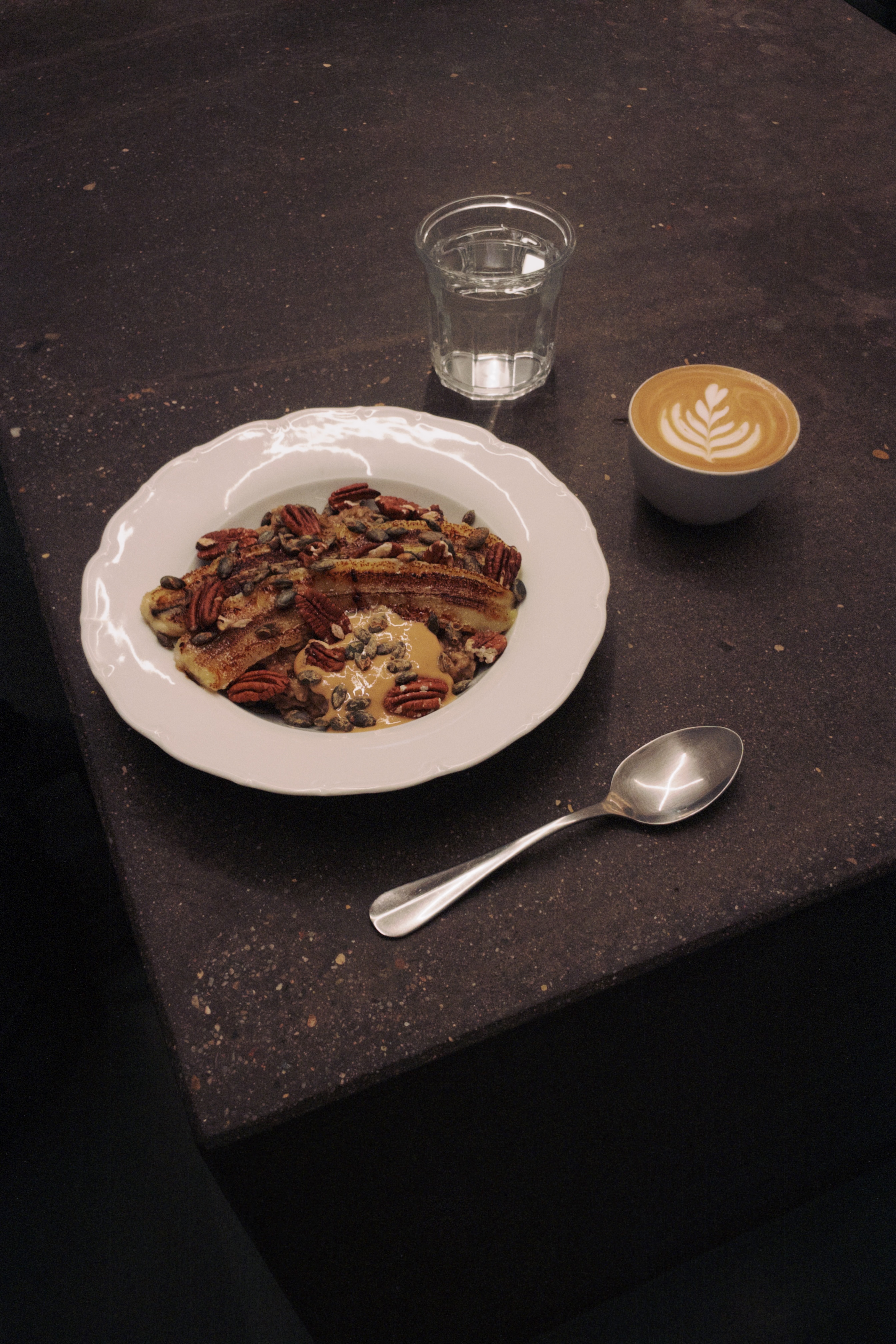 Banánová mísa s pekanovými ořechy a flat white
