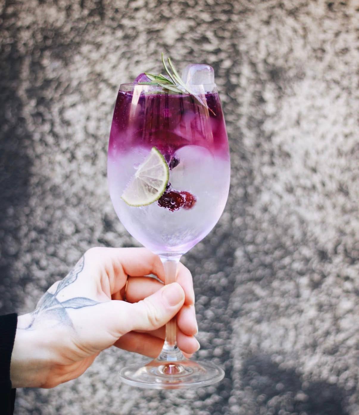 Gin koktejl s rozmarýnem a limetkou