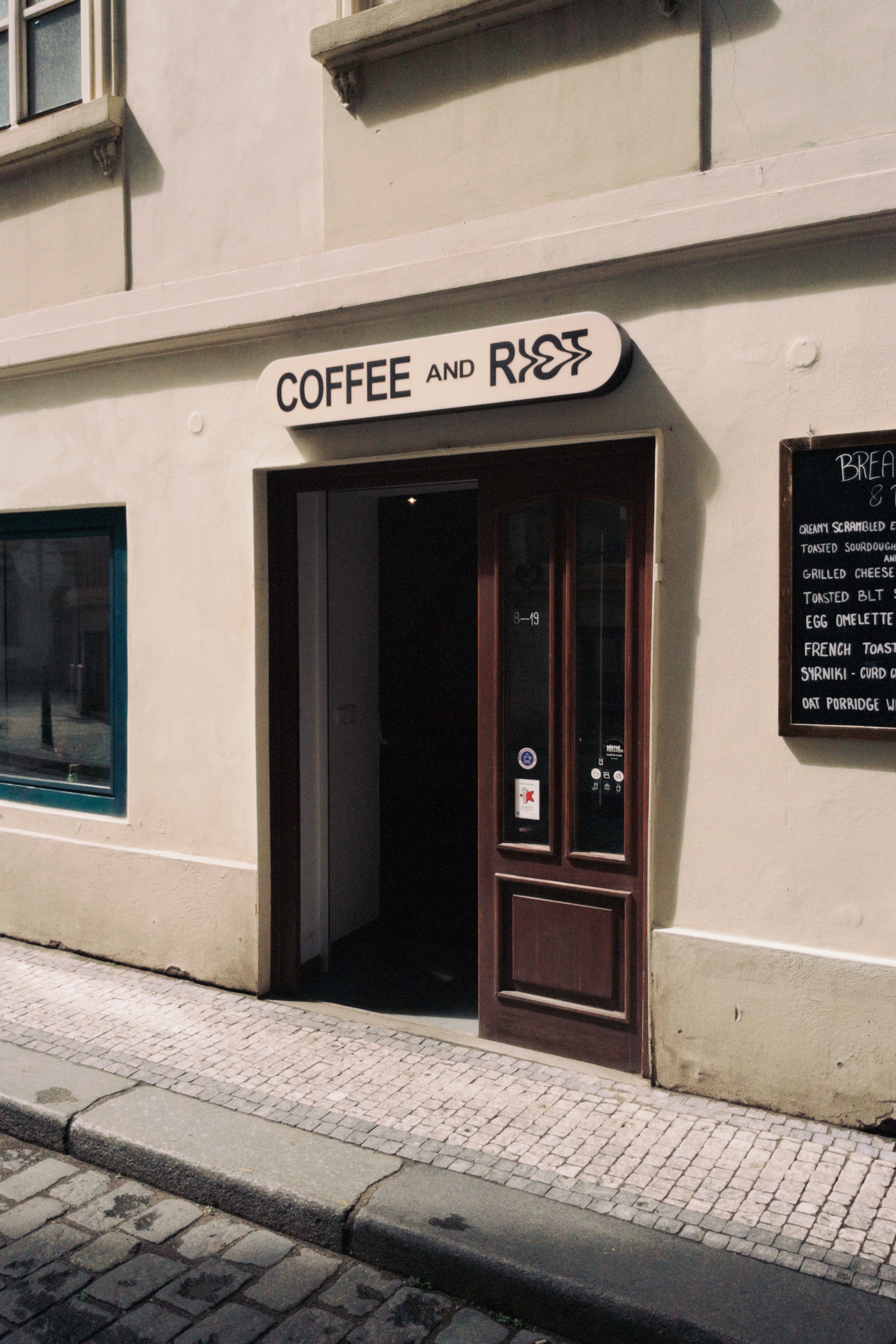 Coffee and Riot — vchod do kavárny, Opatovická 17